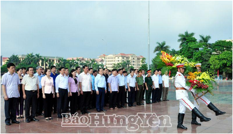 Các đại biểu dâng hoa tại Tượng đài Tổng Bí thư Nguyễn Văn Linh