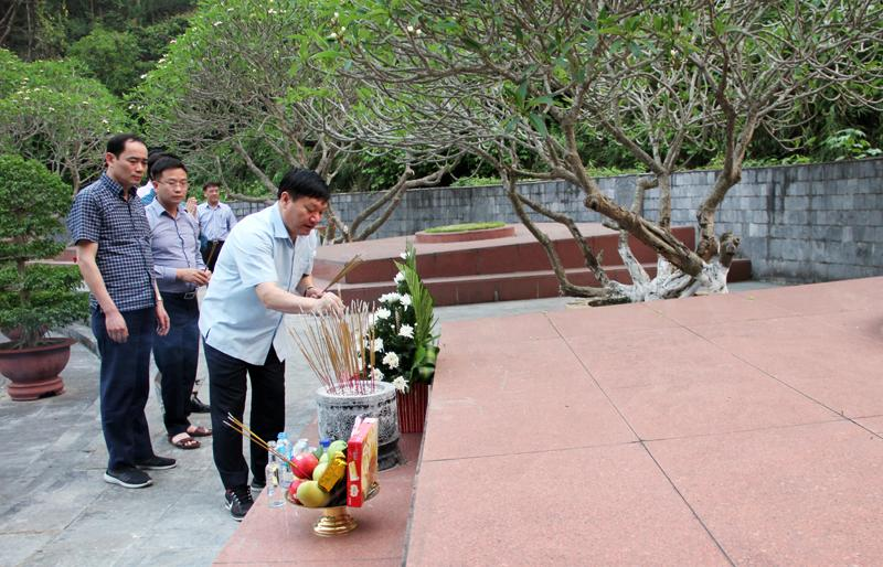 Chủ tịch UBND tỉnh Nguyễn Văn Phóng thắp hương trên phần mộ Nhà cách mạng, liệt sỹ Tô Hiệu